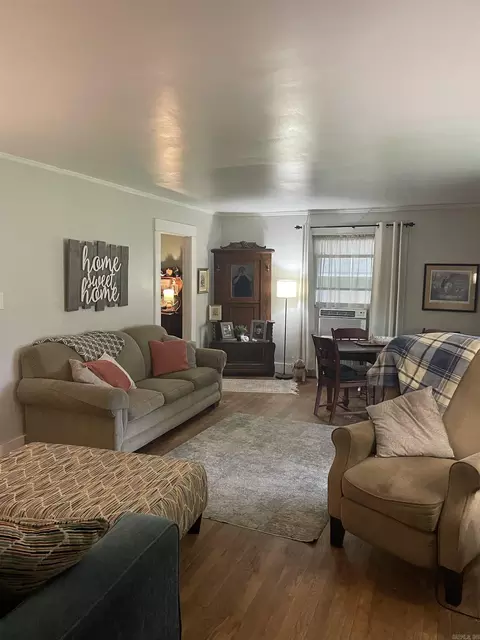 Living - 404 E Cedar St, Warren, AR 71671 photo 3 of 3