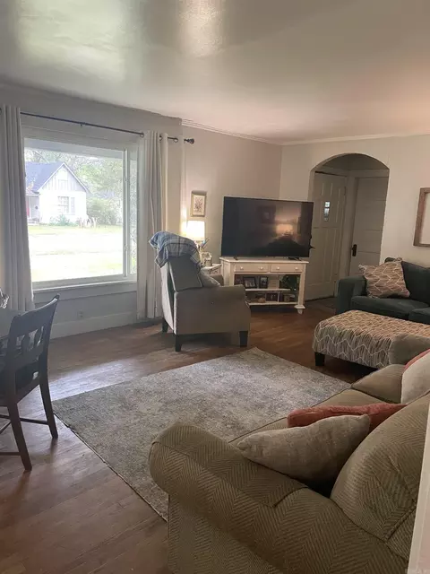 Living - 404 E Cedar St, Warren, AR 71671 photo 2 of 3