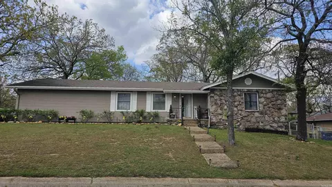 701 Emerald Gardens Dr, North Little Rock, AR 72118