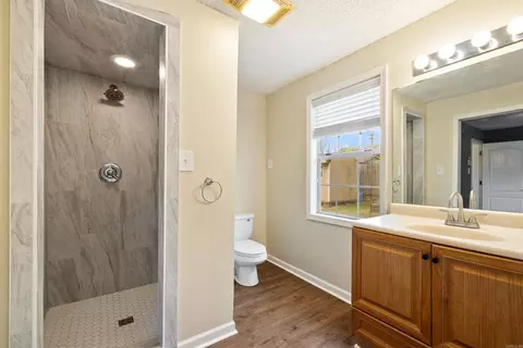 Bath - 419 Pearson St, Benton, AR 72015 photo 2 of 4