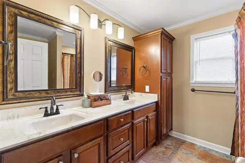 Bath - 2060 Shadow Falls Dr, Conway, AR 72032 photo 1 of 2