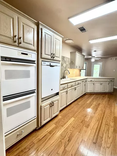 Kitchen - 912 Nottingham Ct, Benton, AR 72019 photo 4 of 6