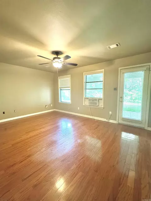 Living - 912 Nottingham Ct, Benton, AR 72019 photo 1 of 1