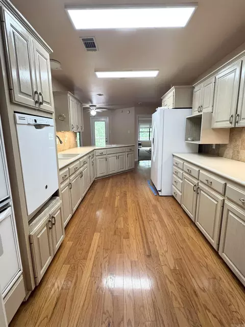 Kitchen - 912 Nottingham Ct, Benton, AR 72019 photo 5 of 6