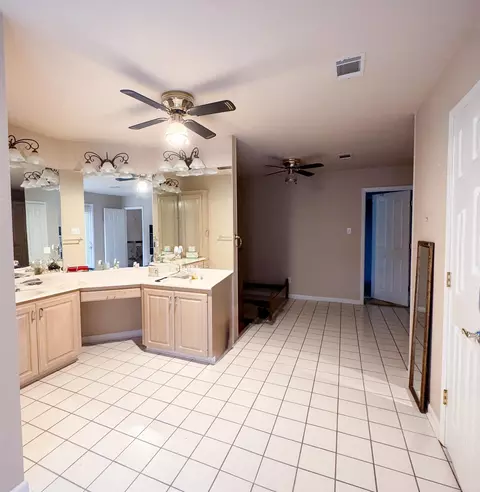 Bath - 912 Nottingham Ct, Benton, AR 72019 photo 1 of 3