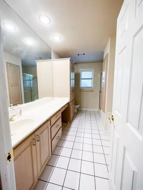 Bath - 912 Nottingham Ct, Benton, AR 72019 photo 2 of 3