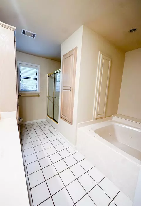 Bath - 912 Nottingham Ct, Benton, AR 72019 photo 3 of 3