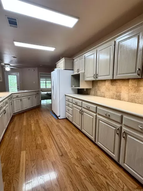 Kitchen - 912 Nottingham Ct, Benton, AR 72019 photo 6 of 6