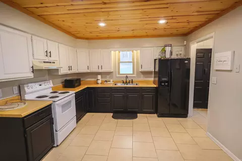 Kitchen - 92 Cinnamon Ln, Mount Ida, AR 71957 photo 2 of 4
