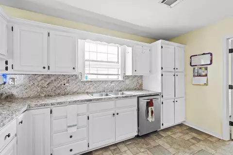 Kitchen - 1017 Highland Blvd, Cabot, AR 72023 photo 3 of 4