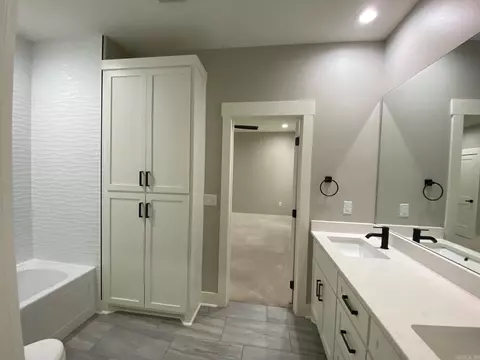 Bath - 8616 Congo Rd, Benton, AR 72019 photo 2 of 6