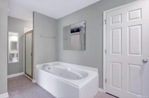Bath - 5818 Westminster Dr, Benton, AR 72019 photo 3 of 4