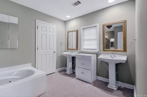 Bath - 5818 Westminster Dr, Benton, AR 72019 photo 2 of 4