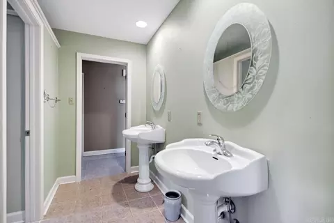 Bath - 5818 Westminster Dr, Benton, AR 72019 photo 1 of 4