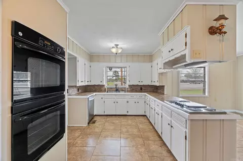Kitchen - 703 S Franklin St, Lavaca, AR 72941 photo 3 of 5