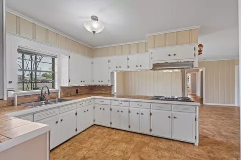 Kitchen - 703 S Franklin St, Lavaca, AR 72941 photo 1 of 5
