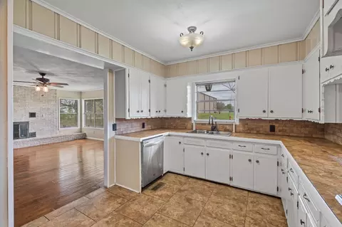 Kitchen - 703 S Franklin St, Lavaca, AR 72941 photo 2 of 5
