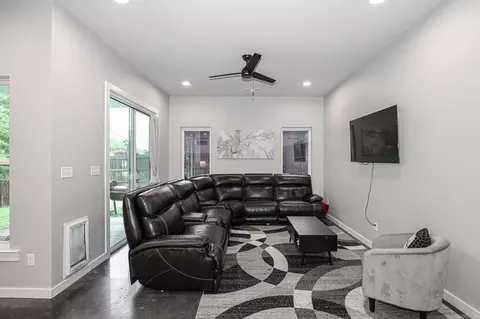 Living - 801 N Main St, Benton, AR 72015 photo 1 of 1