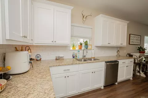 Kitchen - 1024 River St, Benton, AR 72015 photo 3 of 4