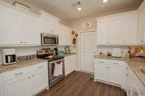 Kitchen - 1024 River St, Benton, AR 72015 photo 2 of 4