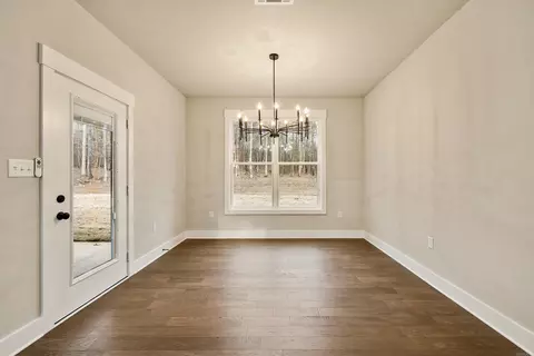 Dining - 10364 Narrows, Benton, AR 72019 photo 1 of 2