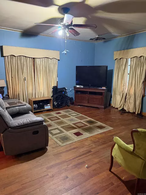 Living - 727 N Main St, Benton, AR 72015 photo 3 of 3