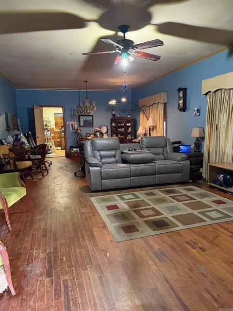 Living - 727 N Main St, Benton, AR 72015 photo 2 of 3