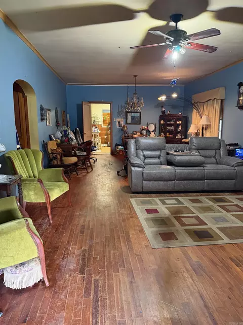 Living - 727 N Main St, Benton, AR 72015 photo 1 of 3