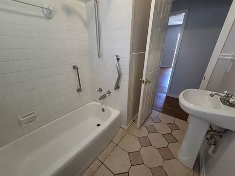 Bath - 32 E Main St, Ash Flat, AR 72513 photo 3 of 5