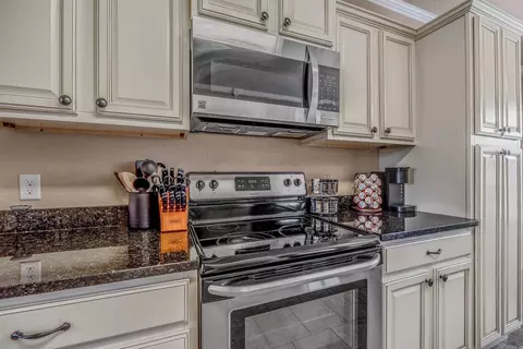 Kitchen - 2710 Plateau Dr, Conway, AR 72032 photo 2 of 5