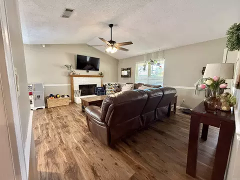 Living - 2402 Cherry Xing, Benton, AR 72015 photo 3 of 5