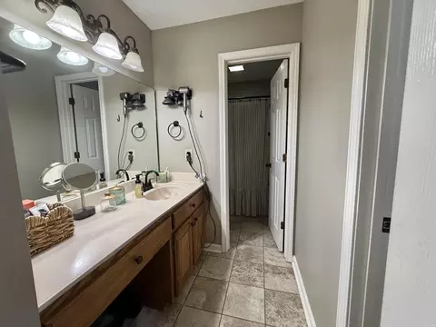 Bath - 2402 Cherry Xing, Benton, AR 72015 photo 2 of 2