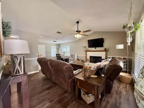 Living - 2402 Cherry Xing, Benton, AR 72015 photo 1 of 5