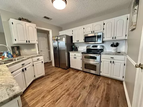 Kitchen - 2402 Cherry Xing, Benton, AR 72015 photo 5 of 5