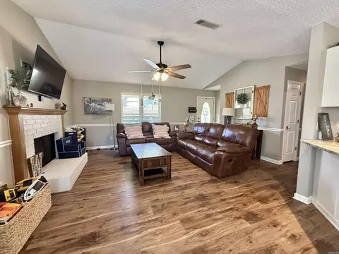 Living - 2402 Cherry Xing, Benton, AR 72015 photo 4 of 5