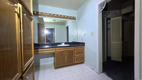 Bath - 207 W Central St, Warren, AR 71671 photo 2 of 3