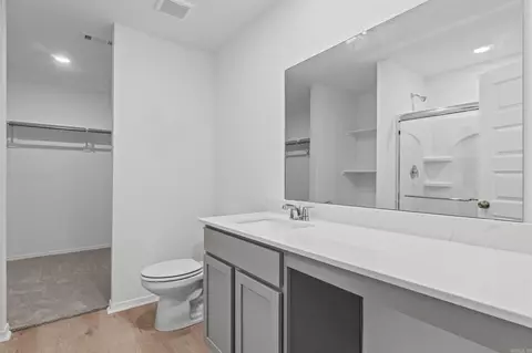 Bath - 1016 Raven Walk Dr, Benton, AR 72015 photo 1 of 2