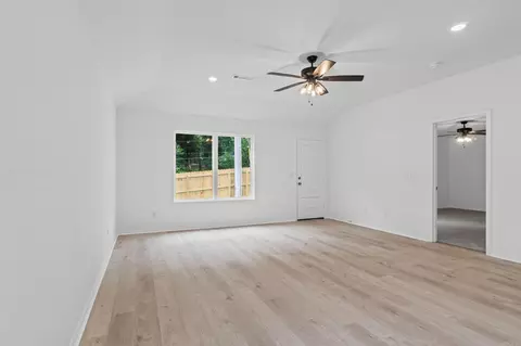 Living - 1016 Raven Walk Dr, Benton, AR 72015 photo 3 of 5