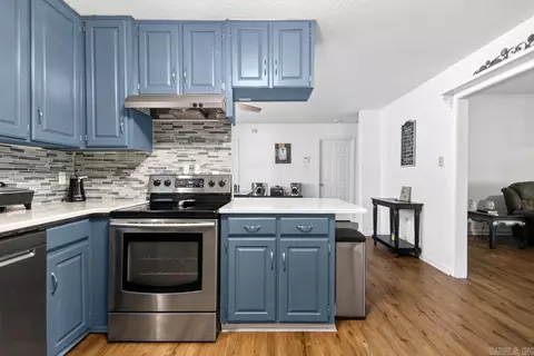 Kitchen - 16 Pinecrest, Conway, AR 72032 photo 2 of 3