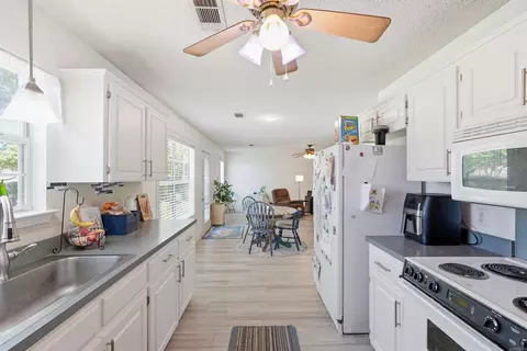 Kitchen - 1209 Jackman St, Benton, AR 72015 photo 3 of 4