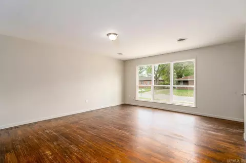 Living - 325 Hereford St, Conway, AR 72032 photo 2 of 4