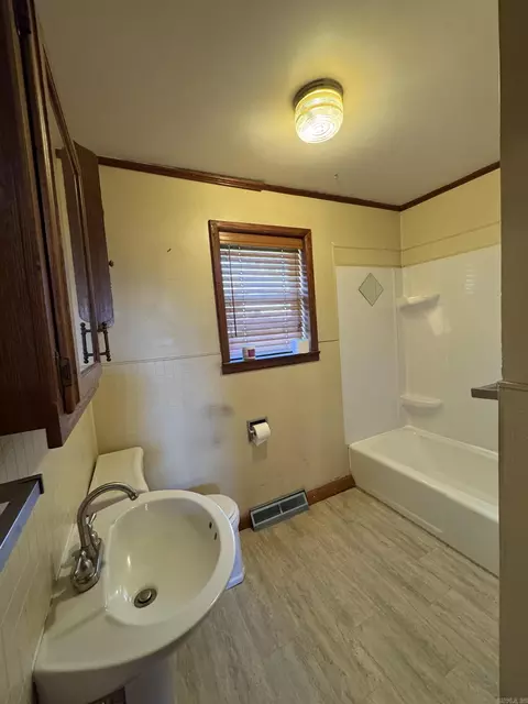 Bath - 1007 Bailey St, Campbell, MO 63933 photo 1 of 2