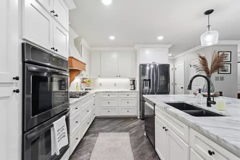 Kitchen - 4401 Wagon Trace Cv, White Hall, AR 71602 photo 7 of 7