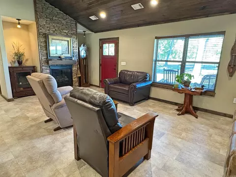 Living - 508 Harding Blvd, Mountain View, AR 72560 photo 2 of 2