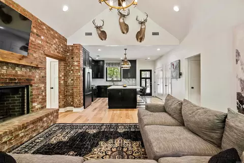 Living - 6421 Ar-270 E, Mount Ida, AR 71957 photo 4 of 4