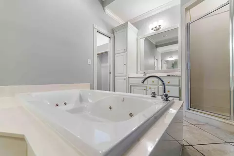 Bath - 6706 Worth Ave, Benton, AR 72019 photo 2 of 3