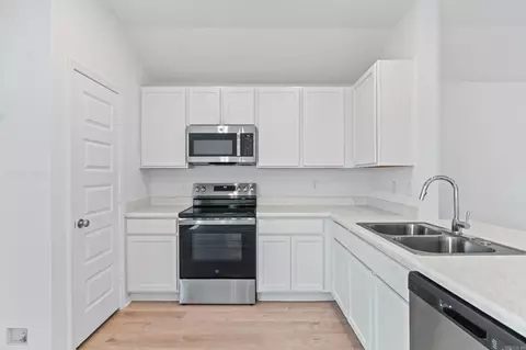 Kitchen - 104 Powder River Dr, Beebe, AR 72012 photo 2 of 2