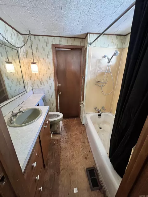 Bath - 214 S Ninth St, De Queen, AR 71832 photo 1 of 3