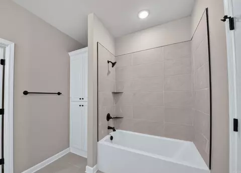 Bath - 2020 Skylark Dr, Beebe, AR 72012 photo 4 of 5