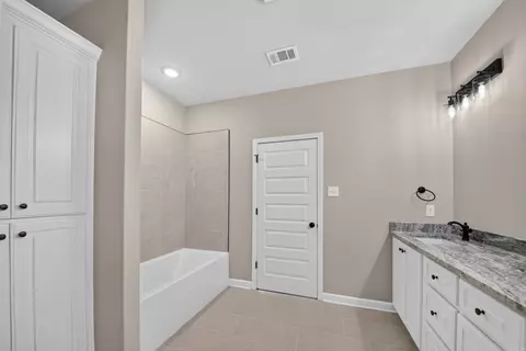 Bath - 2020 Skylark Dr, Beebe, AR 72012 photo 2 of 5